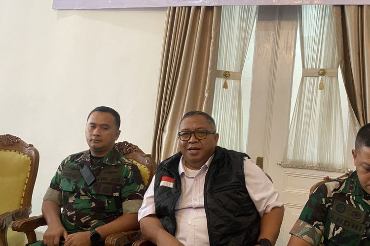 Bupati Sukabumi, Marwan Hamami (tengah) saat melakukan sesi wawancara dengan awak media di Pendopo Kabupaten Sukabumi, Selasa (17/12/2024).