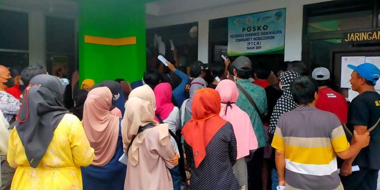 Warga malah berkerumun saat antre pencairan BPNT secara tunai yang dilakukan petugas kantor Pos di tiap kelurahan di Kota Tasikmalaya, Sabtu (26/2/2022).