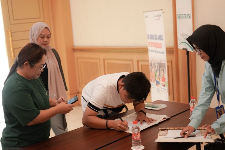 Seorang konsumen tengah menandatangani akad KPR subsidi Perumahan Griya Mulya Indah Cikarang.