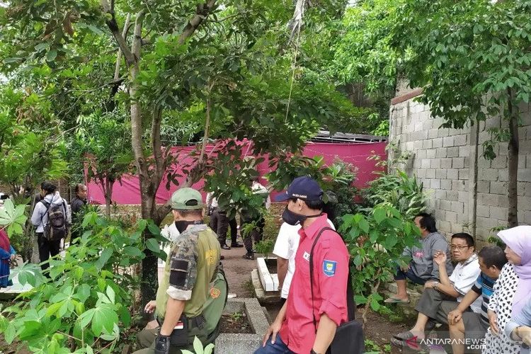 Proses autopsi ibu Rizky Febian, Lina Jubaidah di makam keluarga, Jalan Sekelimus Utara, Kota Bandung, Kamis (9/1/2020). 