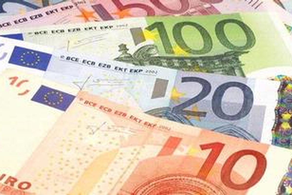 Mata uang bersama 17 negara Eropa ini juga menyentuh titik terendah tiga minggu terhadap yen. Hal itu seiring dengan ketidakyakinan investor terhadap hasil pertemuan Uni Eropa, di Brussels. 