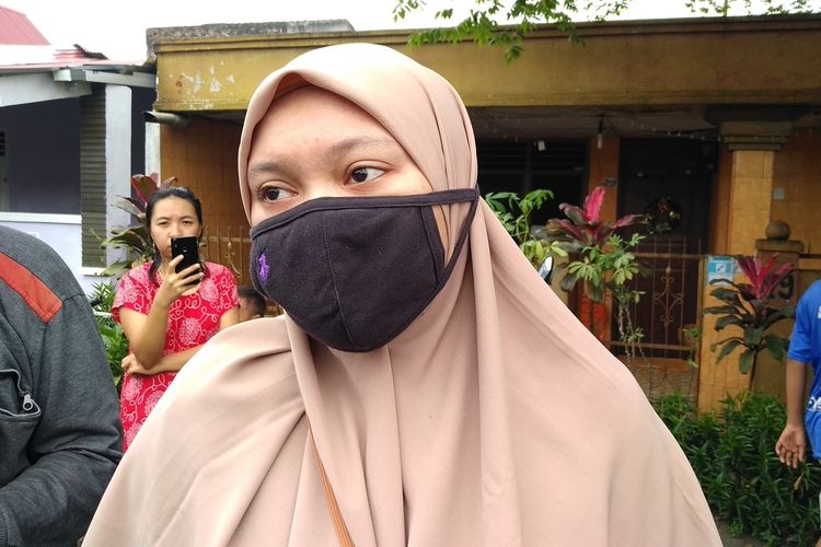 Sonia Rizki, pemilik kucing Tayo dan yang mengunggah foto dan video viral di akun Instagramnya. Kepada wartawan dia menjelaskan bagaimana awalnya sehingga menemukan kepala Tayo di karung tersebut.