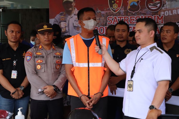 Ungkap kasus korupsi mantan kades di Mapolresta Cilacap, Jawa Tengah, Kamis (23/2/2023).