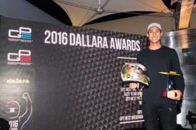 Pebalap Indonesia, Sean Gelael, berpose dengan helm yang dia pakai pada musim balap GP2 Series 2016 saat acara pemberian penghargaan usai seri terakhir digelar di Sirkuit Yas Marina, Abu Dhabi, Minggu (27/11/2016).