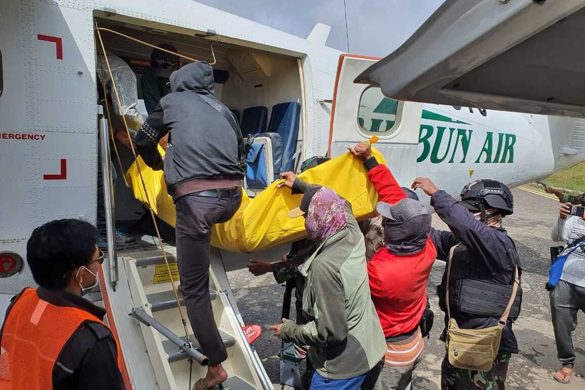 A local Indonesian airliner evacuates the remains of Sergeant Sahlan to Nabire, Intan Jaya, Papua on 18 September 2020