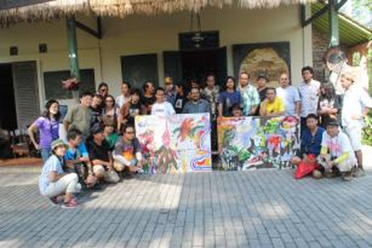Para seniman asal Thailand berkolaborasi dengan seniman Borobudur menghasilkan karya seni lukis tentang perdamaian, di Limanjawi Art House, Kecamatan Borobudur, Kabupaten Magelang, Jumat, (23/5/2014).