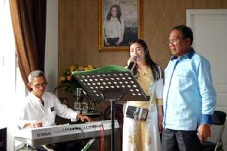 Pesinetron Prilly Latuconsina bersama sang opa saat menyanyikan lagu Hinia di kediaman sang oma di kawasan BSD, Tangerang Selatan, Rabu (6/7/2016).