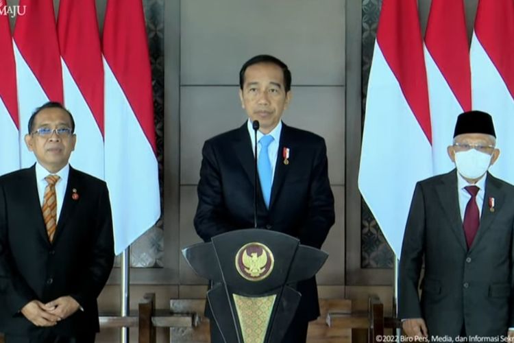 Presiden Joko Widodo dalam keterangan persnya dari Bandara Soekarno Hatta sebelum keberangkatan menuju Belgia pada Selasa (13/12/2022).