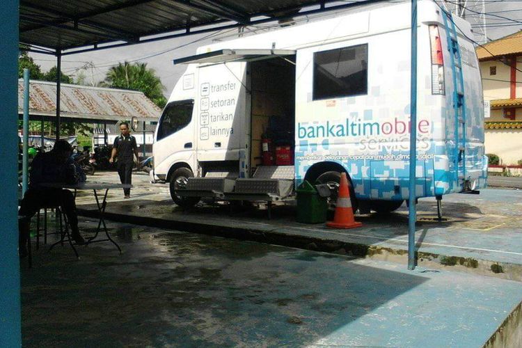 Mobil perbankan yang selalu stay di kantor PDAM Nunukan Kaltara. Pelanggan air bersih lebih memilih mengantre di loket PDAM, sehingga mobil tersebut tidak melakukan pelayanan