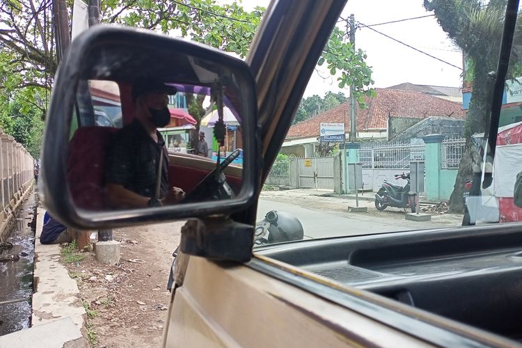 Naiknya harga BBM bersubsidi nampaknya belum memberikan angin segar bagi para supir angkot di Kabupaten Bandung, kendati telah diberlakukan tarif baru, namun nasib para supir angkot masih terkantung-kantung.