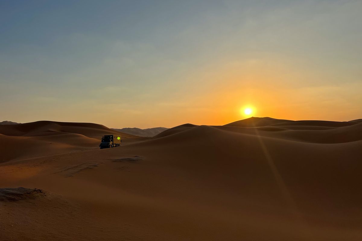 Ilustrasi panorama matahari terbenam (sunset) di Al Ahsa Oasis di Al Ahsa, Arab Saudi.