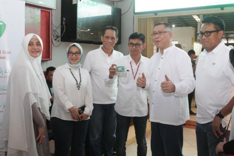 (Kika) Corporate Secretary BNI Syariah, Rima Dwi Permatasari, Direktur Bisnis SME dan Komersial BNI Syariah, Dhias Widhiyati, GM Divisi Pengembangan Perusahaan Anak BNI, Teddy Erdius E. Saputra, Manager BTC dan Pasar Modern Bintaro, Tri Murhayanto, Direktur Utama BNI Syariah, Abdullah Firman Wibowo, Pemimpin Wilayah BNI Jakarta BSD, Henry Panjaitan, Direktur Kepatuhan dan Risiko BNI Syariah, Tribuana Tunggadewi saat mengunjungi HASANAH Spot BNI Syariah di Pasar Modern Bintaro, Tangerang Selatan (17/2/2019)