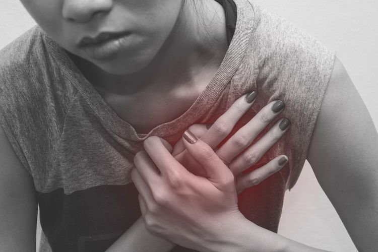 Ilustrasi dada sesak karena serangan jantung.