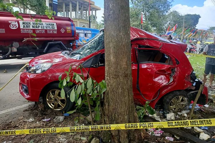 Mobil Honda Brio yang dikemudikan seorang anggota polisi menabrak sebuah pohon saat melaju kencang di Jalan Raya desa Tulehu, Kecamatan Salahutu, Kabupaten Maluku Tengah, Jumat (12/8/2022). Akibat kecelakaan itu seorang penumpang meningal dunia