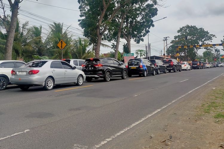 Jalan nasional III di simpang tiga Demen hingga simpang Siluwok padat kendaraan di Kabupaten Kulon Progo, Daerah Istimewa Yogyakarta. Mobil dan motor berjalan pelan saat lewat jalur ini.