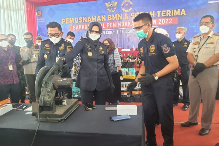 Pemusnahan sejumlah barang bukti milik negara (BMN) di Lapangan Bea Cukai Bandara Soekarno-Hatta, Tangerang, Banten, Selasa (13/9/2022)
