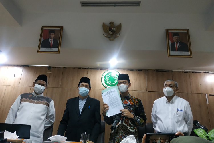 Ketua MUI Bidang Fatwa Asrorun Niam Sholeh dalam konferensi pers terkait Vaksin Zifivax di Kantor MUI, Jalan Proklamasi No.41, Menteng, Jakarta, Sabtu (9/10/2021).