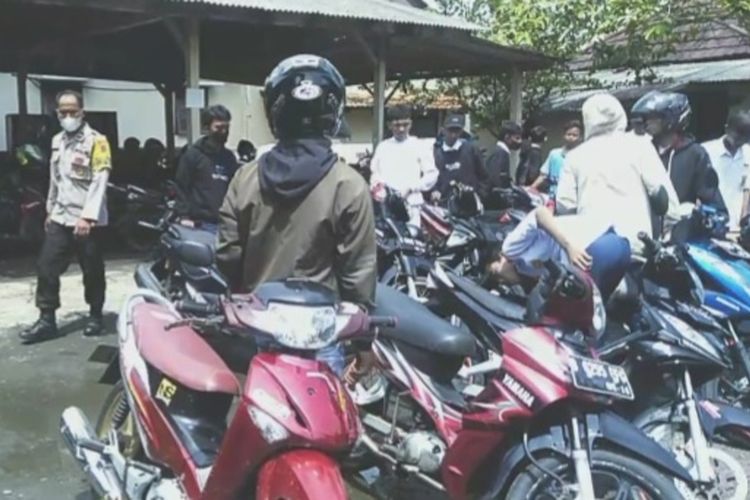 Puluhan siswa SMP dan SMA yang kedapatan pesta miras saat jam sekolah diamankan di Mapolsek Jatilawang, Kabupaten Banyumas, Jawa Tengah, Selasa (13/12/2022).