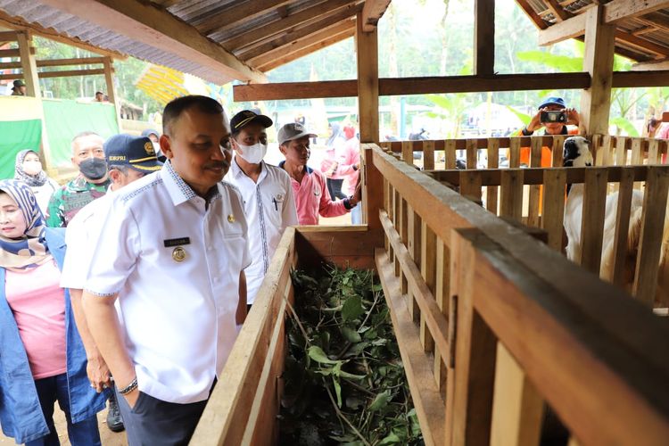 Bupati Purworejo saat meninjau produk UMKM di lokasi Jambore Dana Amanah Pemberdayaan Masyarakat (UPK DAPM) di Desa Tlogoguwo, Kaligesing, Purworejo, Jawa Tengah.
