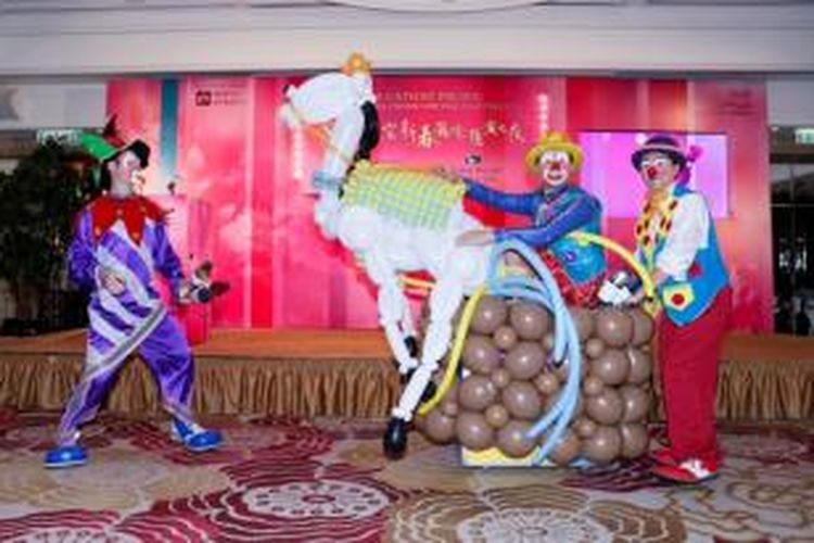 Mr Kenneth Ng Ho-pun (tengah), warga Hong Kong pertama yang memenangkan World Clown Competition Championship, akan tampil dalam parade tersebut.