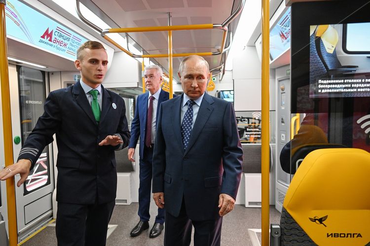 Diresmikan oleh Presiden Rusia Vladimir Putin dan Wali Kota Moskow Sergei Sobyanin, MCD berdiri sebagai proyek monumental dalam transportasi penumpang global. Pendiriannya bertujuan untuk membangun sistem metro permukaan untuk menghubungkan aglomerasi Moskow yang luas dengan lancar. 