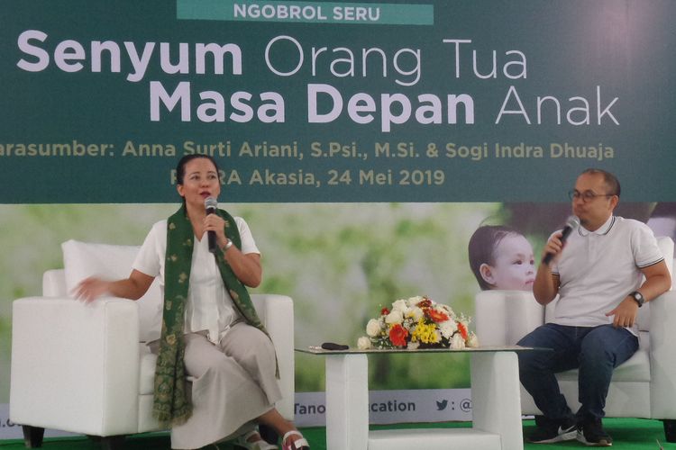Psikolog Anak dan Keluarga, Anna Surti Ariani S.Psi., M.Si dan Founder Ayah Asi Sogi Indra Dhuaja dalam sebuah diskusi di RPTRA Akasia, Tebet, Jakarta Selatan, Jumat (24/5/2019).