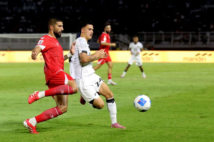 Pemain timnas Indonesia Eliano Reijnders ditempel ketat pemain Lebanon saat laga FIFA Matchday yang berakhir dengan skor 0-0 di Stadion Gelora Bung Tomo Surabaya, Jawa Timur, Senin (8/9/2025) malam.