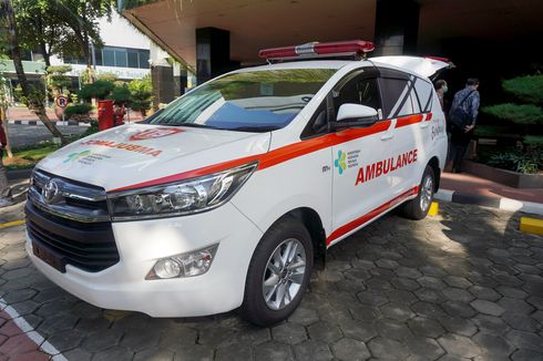 Lawan Covid-19, Toyota Serahkan Modifikasi Innova Ambulans 