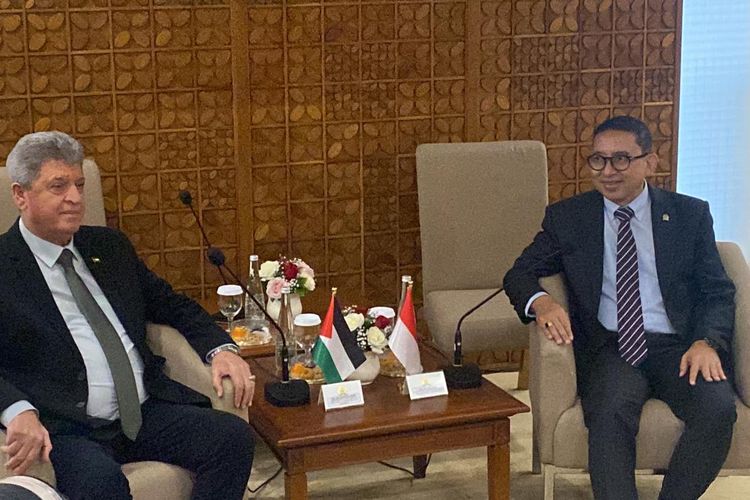 Ketua Badan Kerja Sama Antar Parlemen (BKSAP) DPR RI Fadli Zon bertemu Dubes Palestina untuk Indonesia Zuhair Al-Shun di Gedung DPR RI, Senayan, Jakarta, Selasa (10/10/2023). 