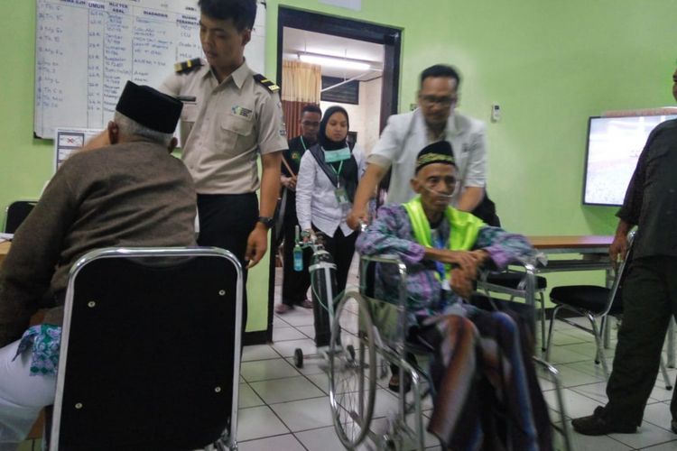Miskat keluar dari ruang pemeriksaan Asrama Haji Surabaya, Kamis (26/7/2018). 