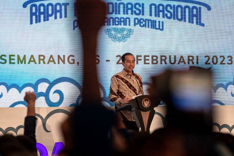 Presiden Joko Widodo memberikan sambutan dalam pembukaan Rapat Koordinasi Nasional (Rakornas) Partai Amanat Nasional (PAN) di Semarang, Jawa Tengah, Minggu (26/2/2023). Rakornas PAN 2023 yang digelar 26-27 Februari itu dihadiri sekitar 2.400 peserta beragendakan sejumlah lokakarya (workshop) politik serta konsolidasi persiapan partai dalam menghadapi Pemilu 2024 serta rencana dukungan kepada sejumlah kandidat bakal Capres dan Cawapres yang diusung PAN pada Pilpres 2024. ANTARA FOTO/Aji Styawan/foc.