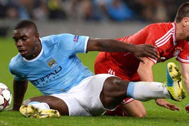 Gelandang Bayern Muenchen, Franck Ribery (kanan), meringis kesakitan setelah berjibaku dengan bek Manchester City, Micah Richards, dalam laga fase Grup D di Etihad Stadium, Manchester, Rabu (2/10/2013). Bayern menang 3-1 dan Ribery mencetak gol pertama The Bavarian.