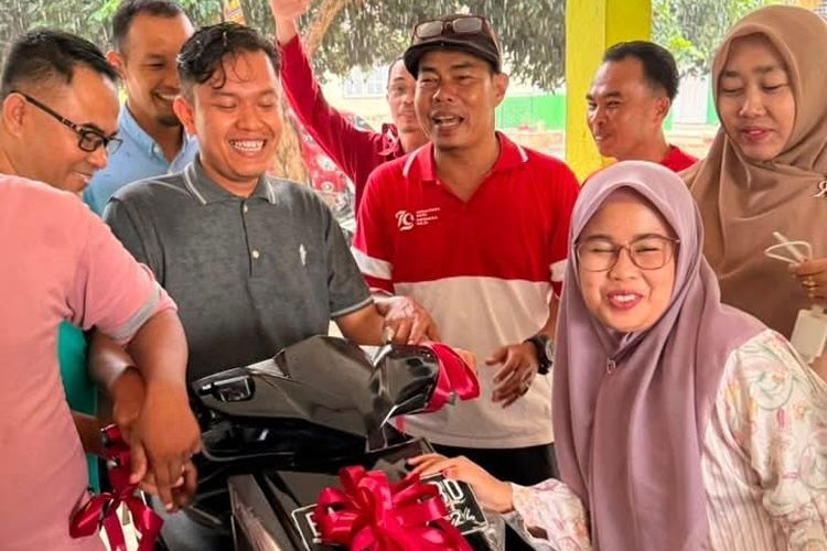Jalan Kaki 6 Km ke Sekolah usai Motor Ditarik Dealer, Guru Honorer di Pesisir Selatan Dibelikan Motor oleh Rekan Sejawat