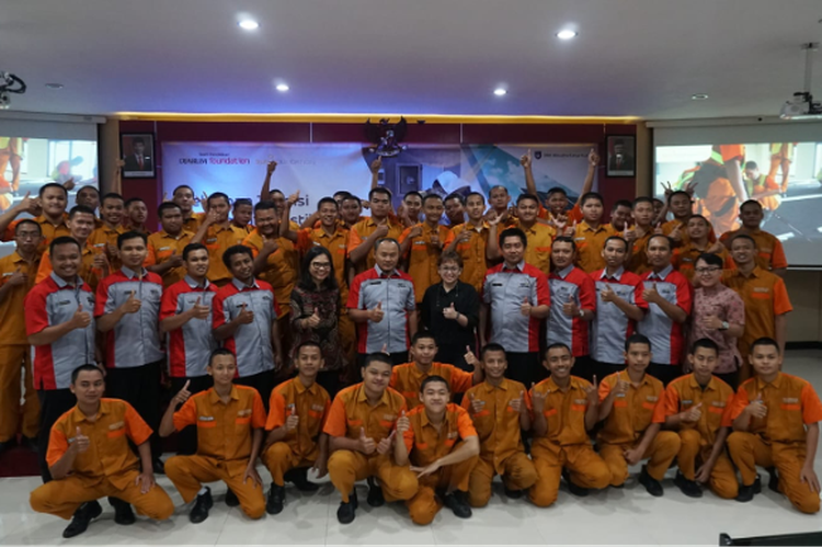 Seremoni penutupan Pelatihan Teknisi Sistem Energi Surya bagi 131 siswa SMK Wisudha Karya, Kudus, Jawa Tengah dari Yayasan SUN pada 17 Januari 2022.