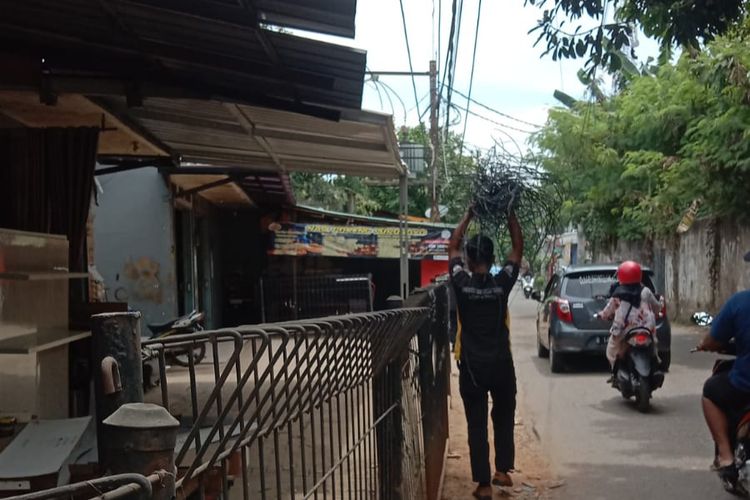 Pemkot Tangsel Akhirnya Merapikan Kabel Semrawut di Jalan Merpati 1, Ciputat, Tangsel pada Rabu (11/1/2023). 