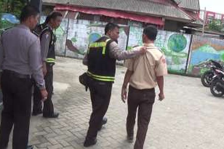 Aparat kepolisian sektor (Polsek) Sombaopu, Kabupaten Gowa, Sulawesi Selatan menggelandang seorang pelajar lantaran kepergok mengisal lem berbahaya saat razia sekolah digelar. Jumat, (14/10/2016).