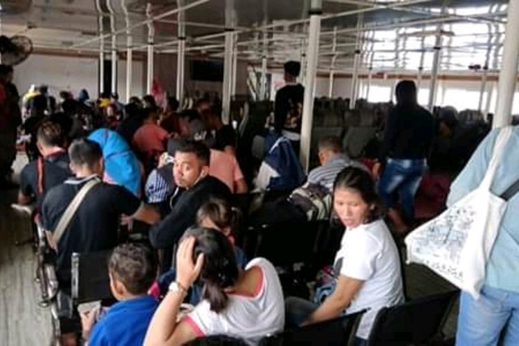 Foto : Para penumpang asal Flores NTT tertahan di pelabuan Sape, NTB, Rabu (15/4/2020)