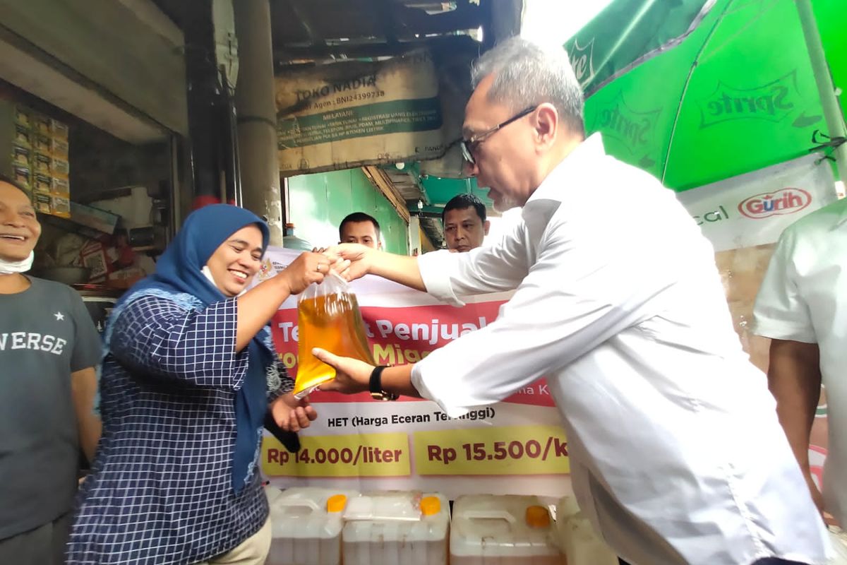 Menteri Perdagangan Zulkifli Hasan saat meninjau harga bahan pokok di Pasar Klender, Jakarta Timur, Rabu (22/6/2022). 