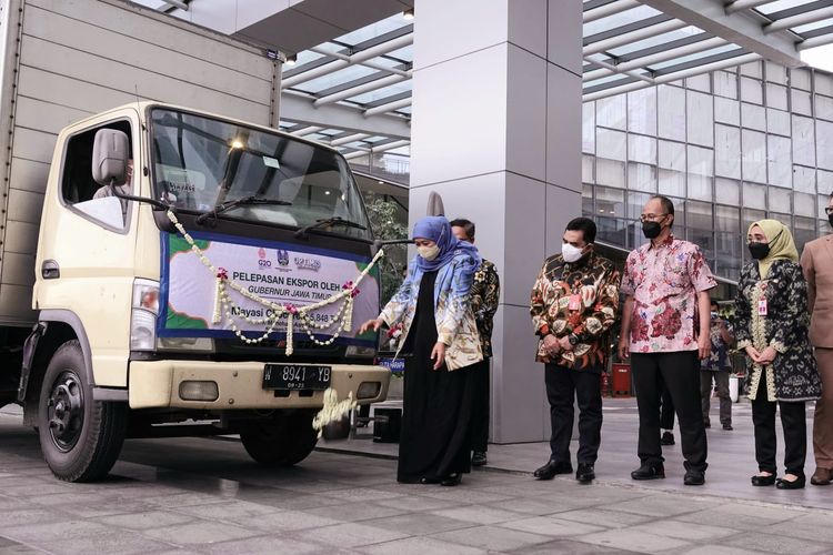 Gubernur Jawa Timur Khofifah Indar Parawansa melepas ekspor 5,8 ton produk makanan ringan ke Yordania, Rabu (21/9/2022).