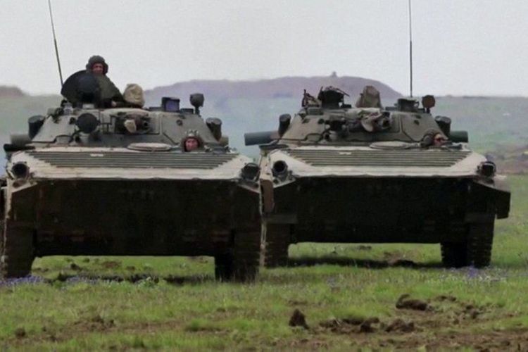 Pasukan Rusia ketika melakukan latihan. Menteri Pertahanan Sergei Shoigu menyatakan mereka bakal menarik sebagian pasukan dari perbatasan dengan Ukraina.