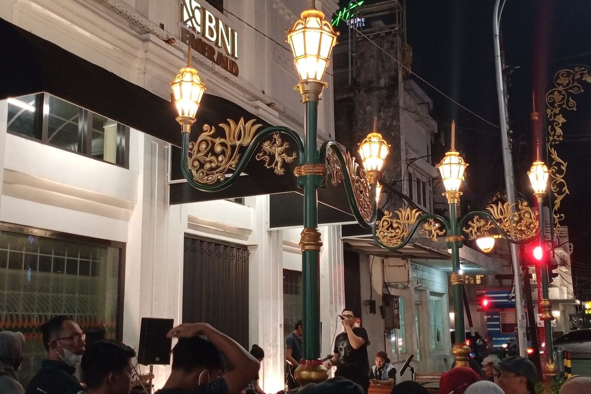 Salah satu sisi lampu hias yang bengkok atau rawan patah di Kayutangan Heritage, Jalan Jenderal Basuki Rahmat, Kota Malang, Jawa Timur bakal dibetulkan pada pekan ini.