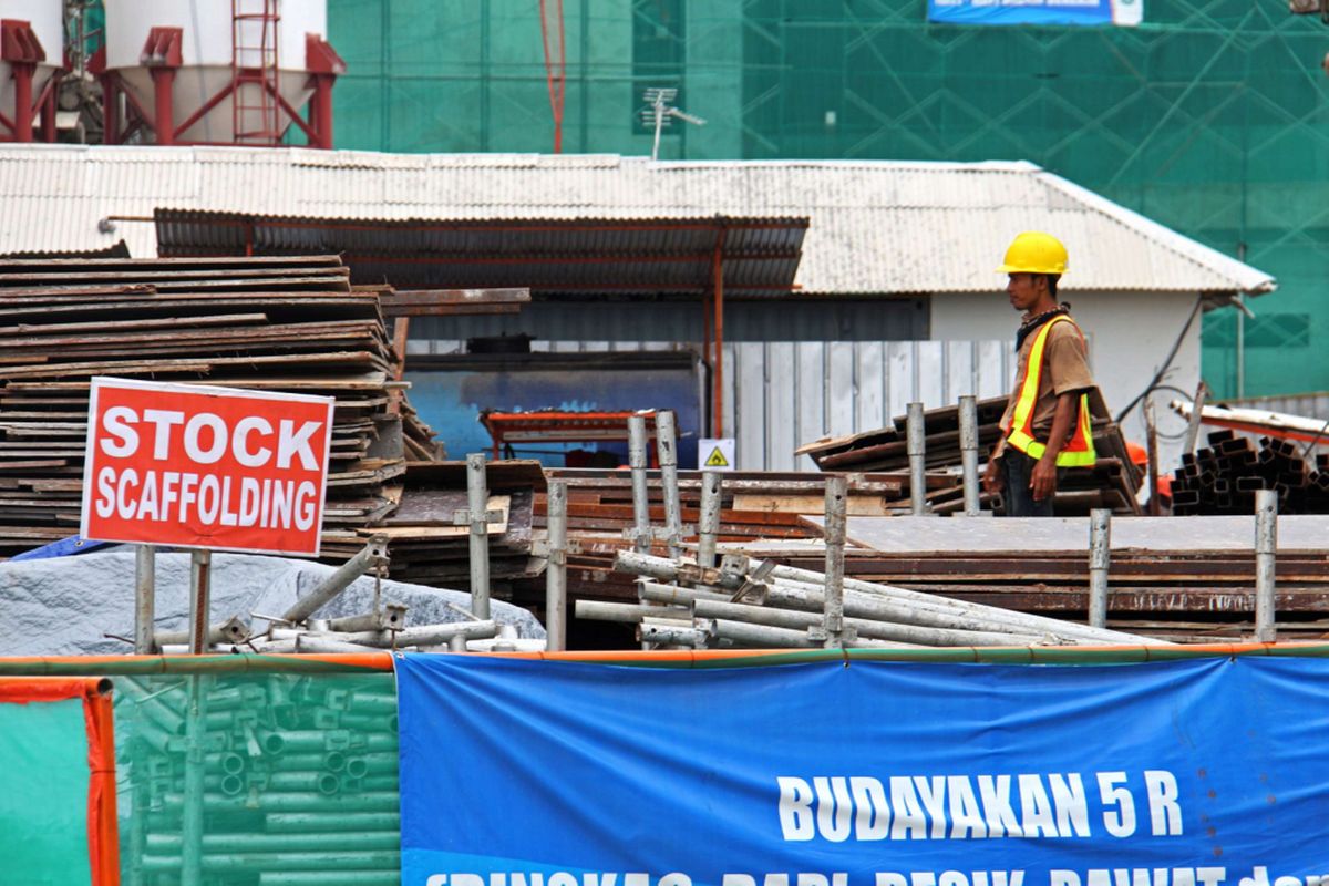 Suasana pengerjaan proyek Light Rail Transit (LRT) di Depo LRT, Kelapa Gading, Jakarta, Kamis (25/01/2018). Rencananya LRT akan mulai beroperasi 13 Agustus 2018, lima hari sebelum pembukaan Asian Games yang dijadwalkan pada 18 Agustus 2018.