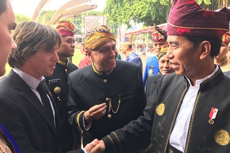 Daan Goppel, penyedia jasa tur becak di Amsterdam, Becak Amsterdam bertemu dengan Presiden RI Joko Widodo saat HUT RI ke-72, di Istana Merdeka Jakarta.