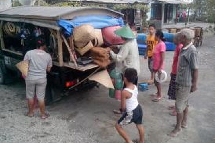 Dagangan alat dapur di Kediri, Jawa Timur, laris manis diborong warga korban erupsi Gunung Kelud.