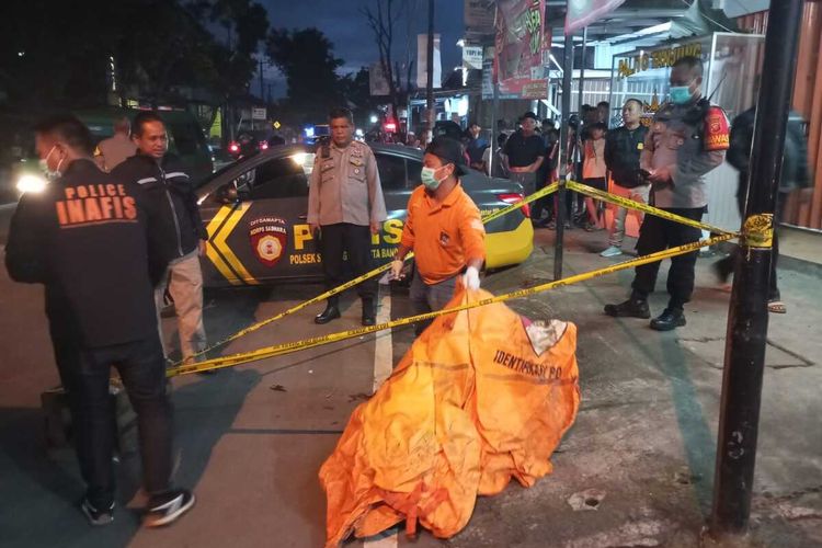 Petugas dari jajaran Polsek Soreang saat mengevakuasi mayat pria yang ditemukan di depan kantor Desa Sekarwangi, Kecamatan Soreang, Kabupaten Bandung, Jawa Barat, pada Minggu (17/3/2024) pagi tadi