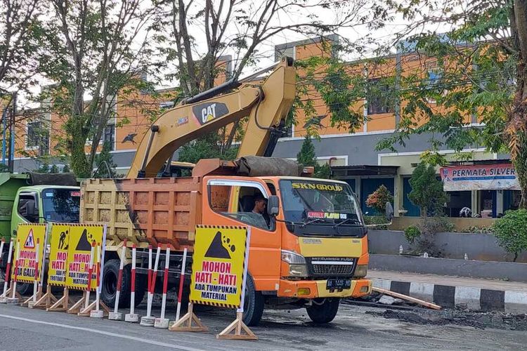 Persiapan pembangunan drainase di ruas jalan Kota Kebumen, Jawa Tengah, Kamis (14/7/2022).