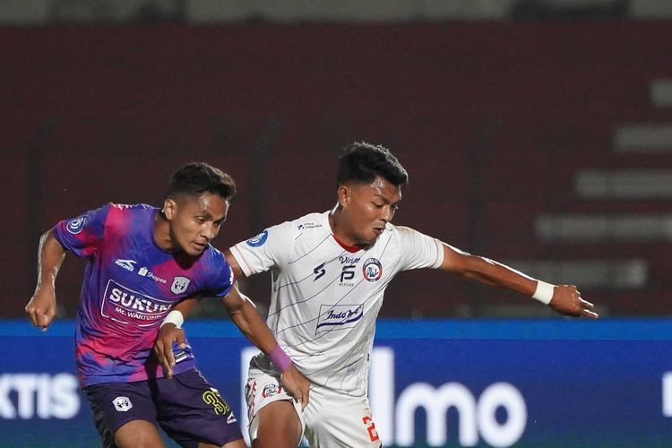Pemain RANS Nusantara FC Antonius Florido Tuna berebut bola dengan pemain Arema FC Dedik Setiawan pada laga pekan ke-25 Liga 1 2023-2024 yang berakhir di Stadion Sultan Agung Bantul, Kamis (22/2/2024) malam.