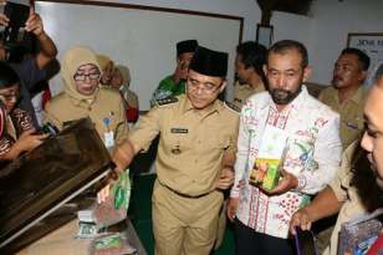 Bupati Banyuwangi Abdullah Azwar Anas saat berkunjung di Kecamatan Singonjuruh salah satu kecamatan yang menghasilkan beras organik