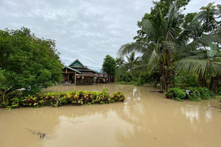 Banjir merendam permukiman warga an ruas jalan di sejumlah desa akibt meluapnya sungai rongkong, sungai radda dan sungai baliase masamba, Luwu Utara, Sulawesi selatan, setelah diguyur hujan deras, Senin (27/5/2024)