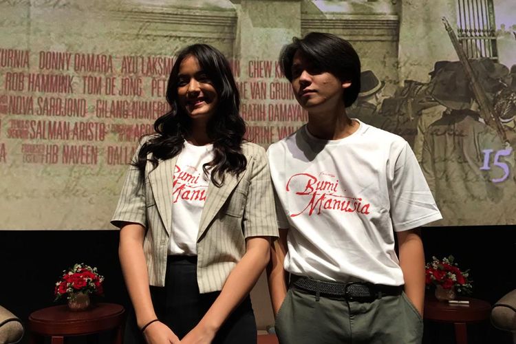 Iqbaal Ramadhan dan Mawar De Jongh dalam jumpa pers peluncuran poster film Bumi Manusia di XXI Epicentrum, Kuningan, Jakarta Selatan, Rabu (19/6/2019).